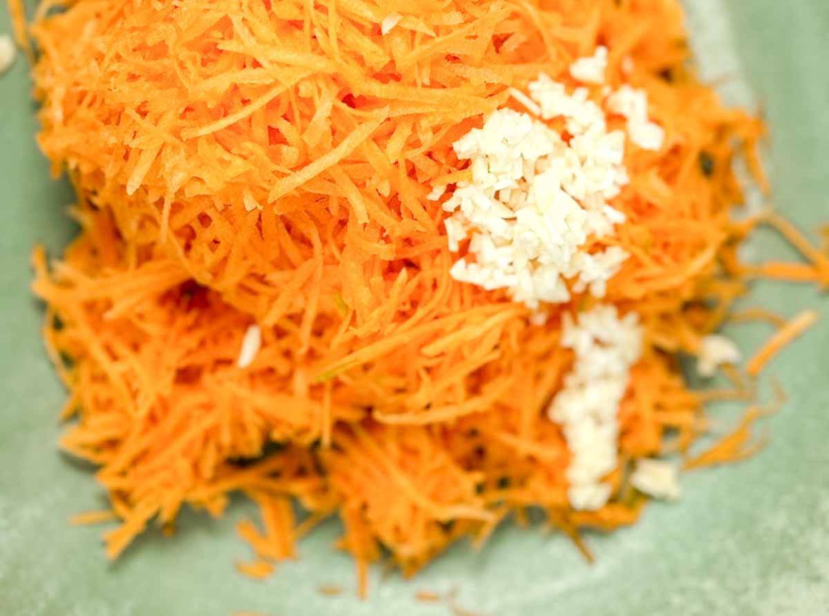 grated carrots and garlic